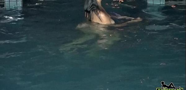  Jeniffer Matrix nadando pelada na piscina